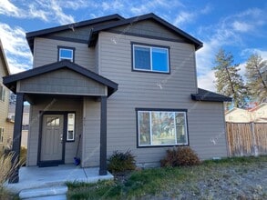 Building Photo - 471 SE Glengarry Place