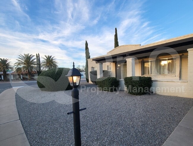 Building Photo - 905 S La Bellota