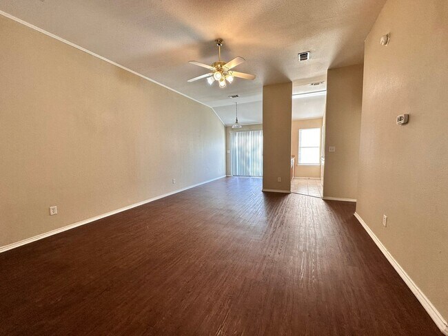 Foto del edificio - 2/2/1 Duplex /  No Carpet / Washer & Dryer Connections / Patio / Fenced in Yard / CISD