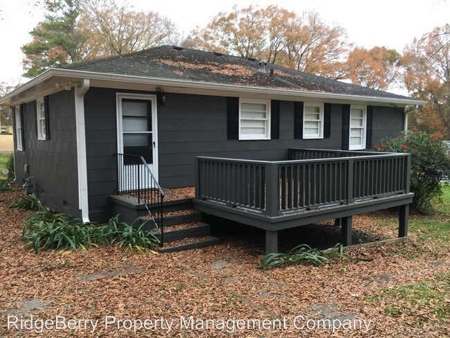 Building Photo - 210 Sunset Dr SE