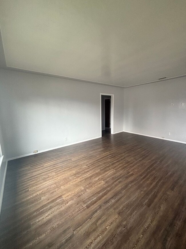 Building Photo - Spacious 3BR 1BA on 5th & I St! Large hous...