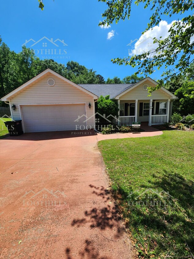Foto principal - Beautiful 3-Bedroom Brick Home with Sunroo...