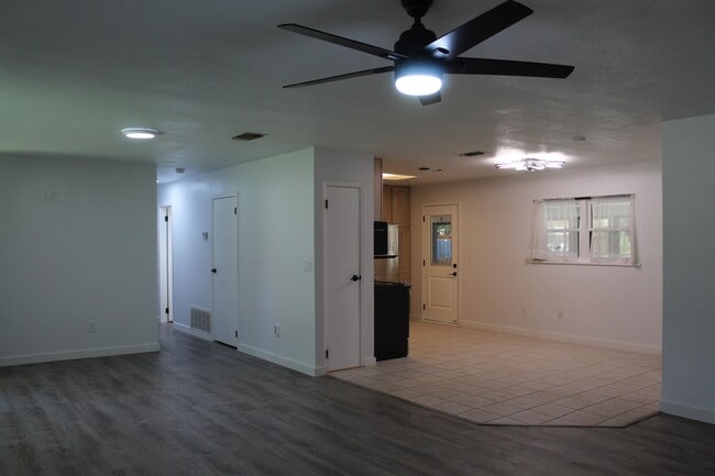 Building Photo - 1252 Live Oak Dr