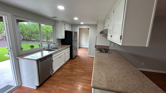 Foto del edificio - Charming 3-Bed, 2-Bath Home with Spacious ...