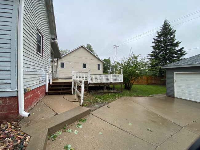 Building Photo - 1121 S Dakota Ave
