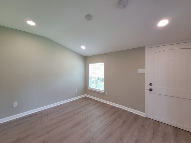 Foto del edificio - BEAUTIFUL REMODELED 3 BEDROOM 2 BATH IN LA...