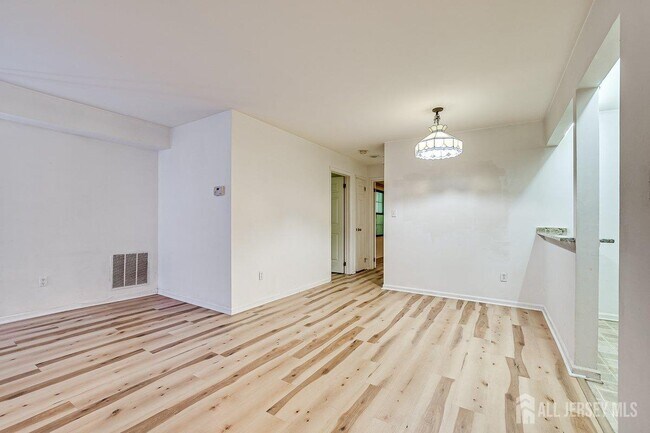 Building Photo - 5001 Stonehedge Rd
