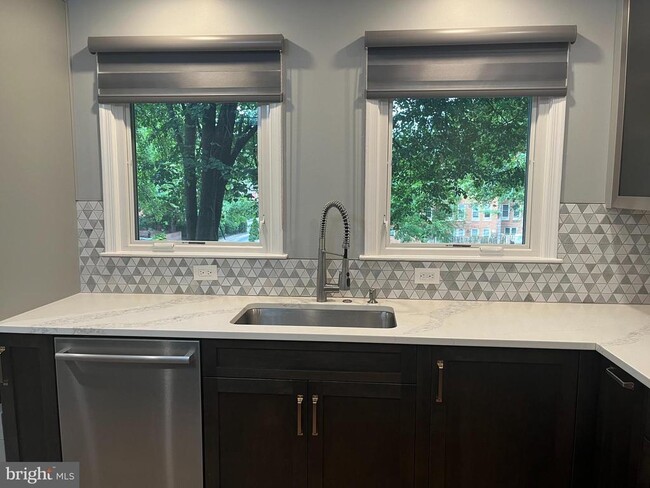 Building Photo - 6929 Mclean Park Manor Ct