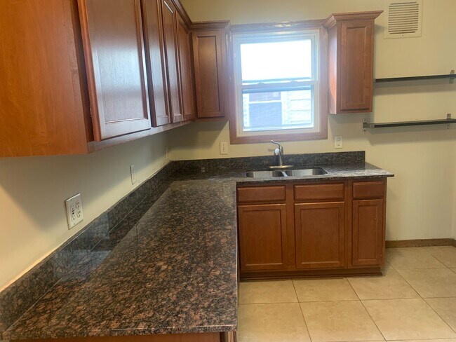 Building Photo - Great 3 bedroom 2 Bath house!!