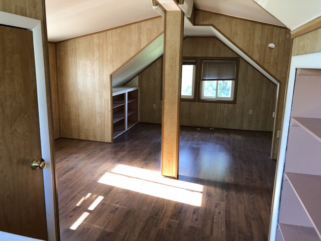 Upstairs bedroom - 27304 Kelly Rd