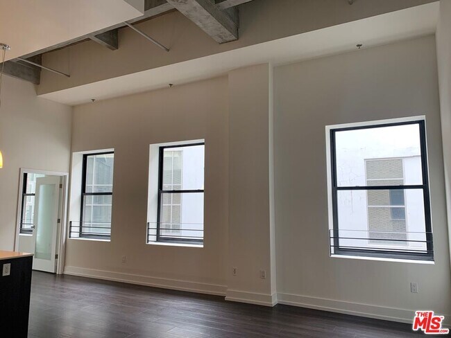 Building Photo - 727 W 7th St