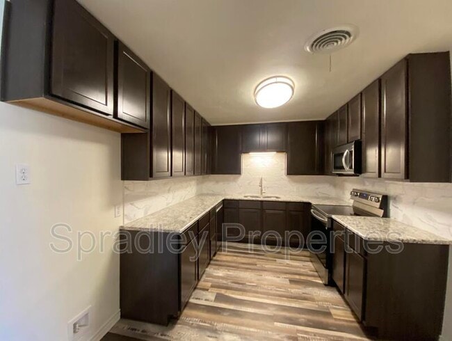 Building Photo - 3213 Pin Oak Dr