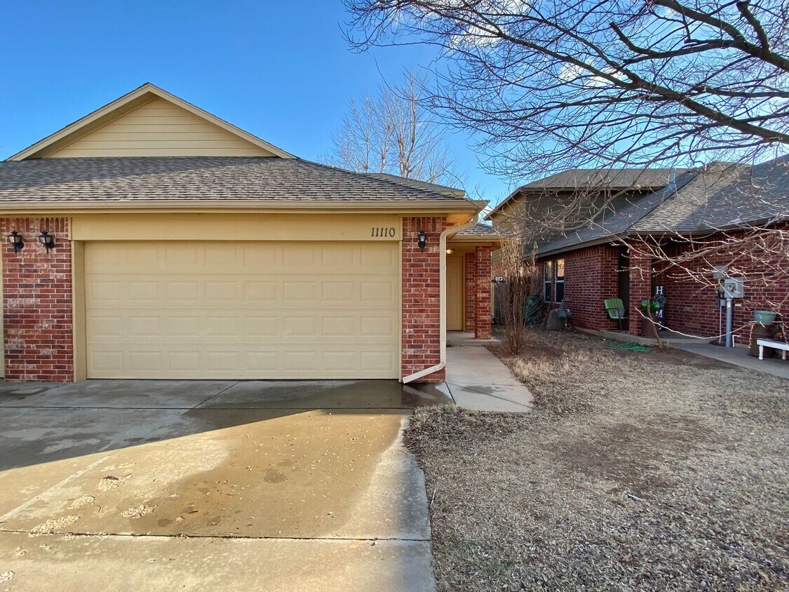 Foto principal - Split Level Yukon Duplex in Gated Communit...