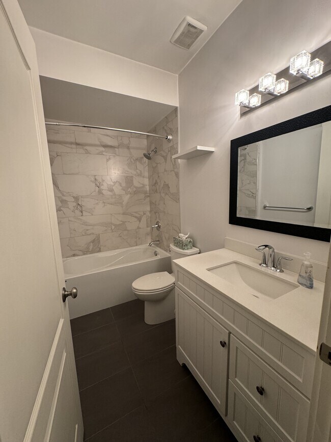 Photo du bâtiment - 23855 Zeron Ave