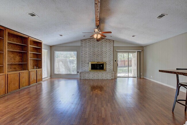 Building Photo - Large 4 Bedroom, 2.5 Bathroom, Single Stor...