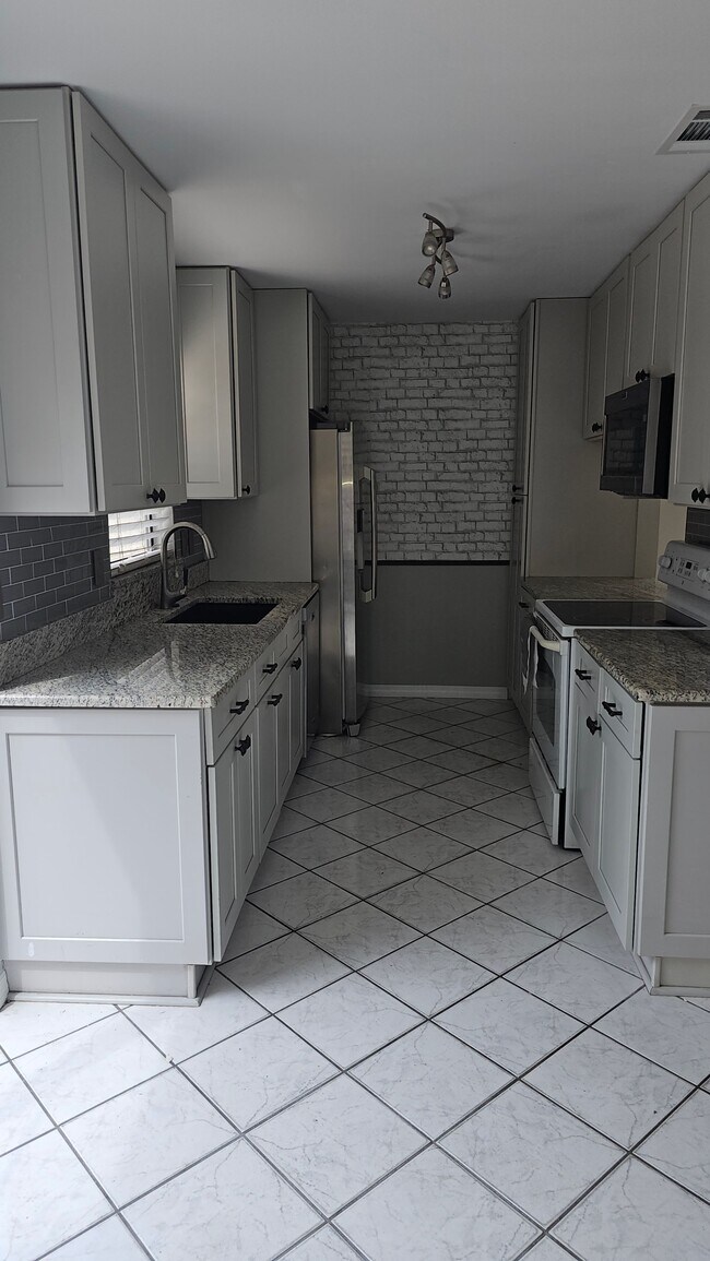 Foto del edificio - 1702 Shady Ridge Ct