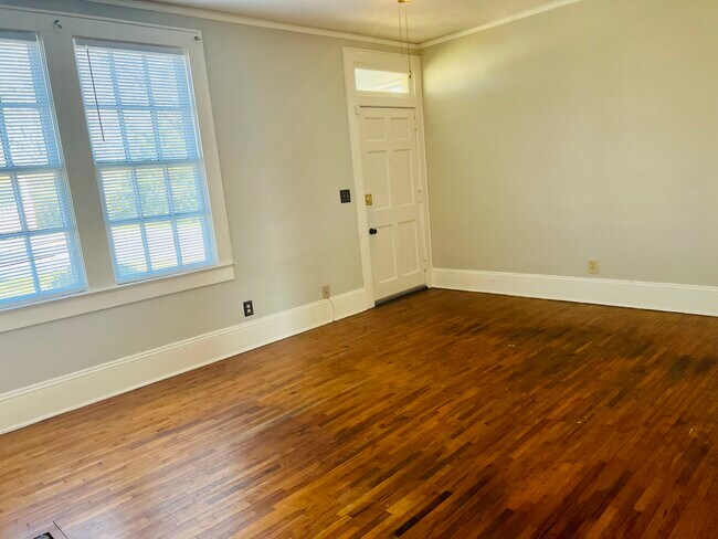 Sala de estar (puerta principal) - 2602 Plum St