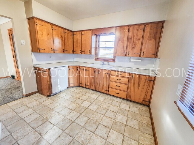 Building Photo - 3 Bedroom Beaverdale Brick Home with detac...