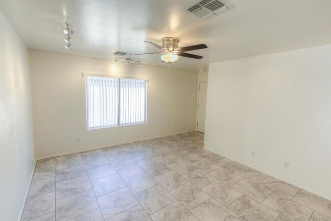 Building Photo - 652 W Flaming Arrow Dr