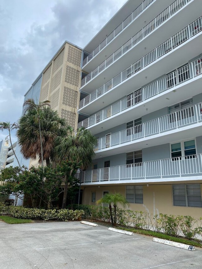 Building Photo - Great Condo in Boca Teeca remodeled Building