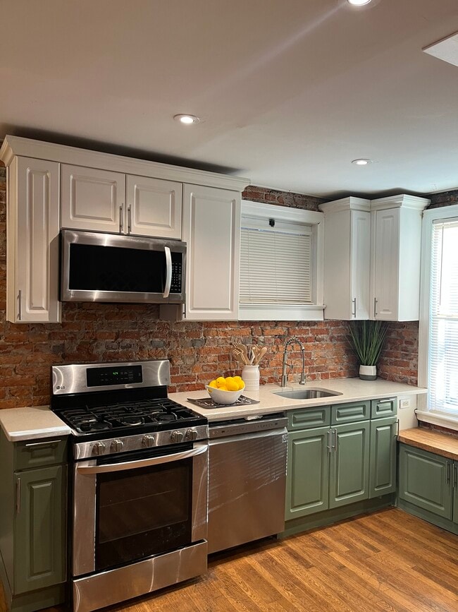 Cocina con electrodomésticos nuevos. - 223 Jackson St
