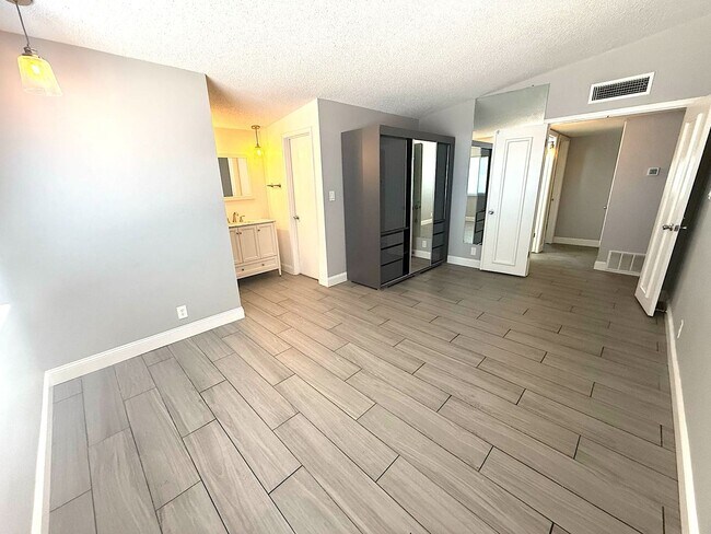 Foto del edificio - Charming 3 bedroom in NE Albuquerque. Osuna/San Pedro area near San Mateo. Refrigerated Air! 2 Ca...