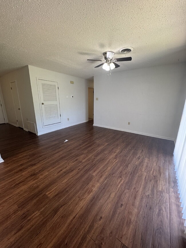 Building Photo - Charming 3-Bedroom Home with Spacious Layo...