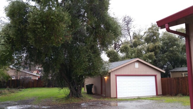 Foto del edificio - 6213 Almond Ave