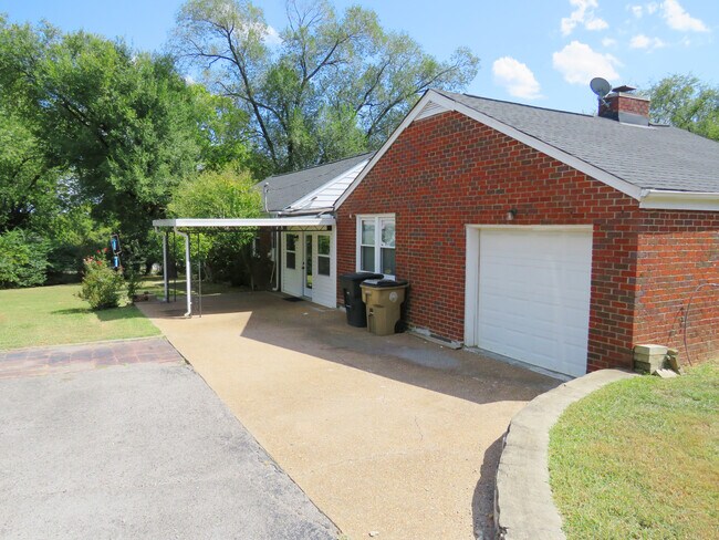Building Photo - 2203 Ravenwood Dr