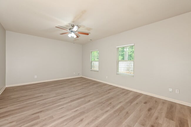 Building Photo - 3103 Avondale Dr SE