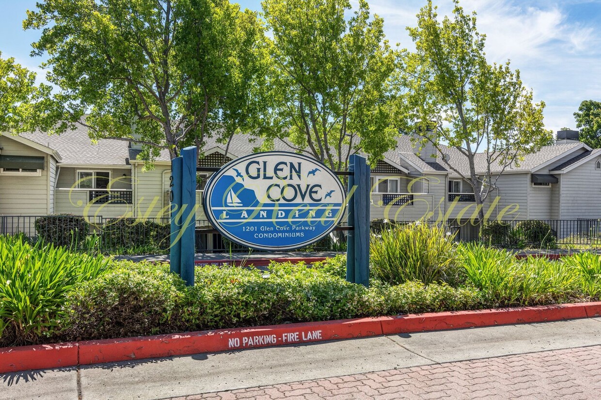 Foto principal - Glen Cove Condo with Amazing Water Views!