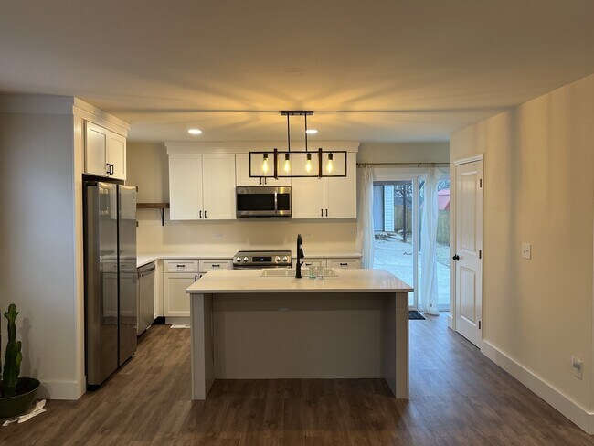 Building Photo - "Charming 2-Bedroom Home with Spacious Liv...