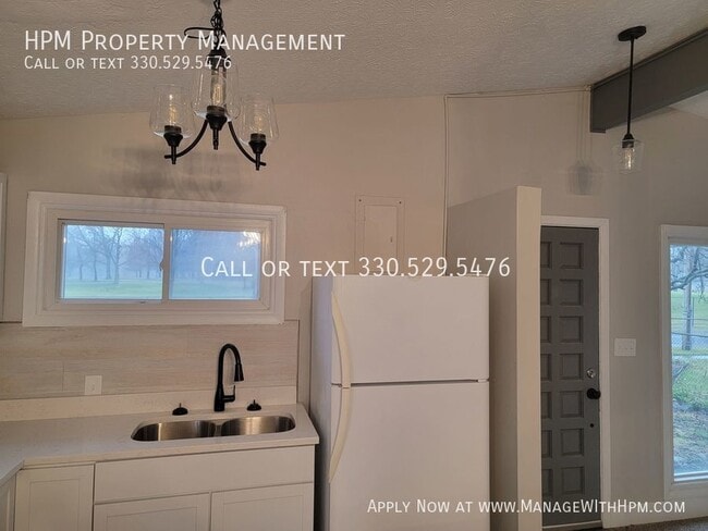 Building Photo - Beautiful 3 bedroom one bath Ranch with 2 ...