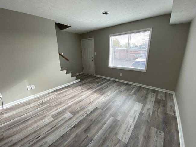 Building Photo - 908 Villa Dr