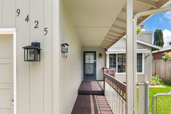 Building Photo - Charming 3 Bed and 1.5 Bath with Garage Wa...