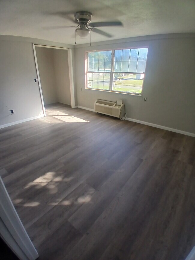 Fotografía del edificio - 6837 Alcona Ct