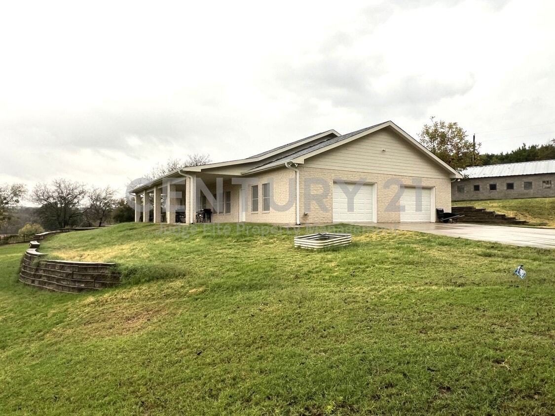 Foto principal - Beautiful 3/2/2 Situated On An Acre in Azle For Rent!