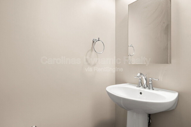 Building Photo - 2601 Silverthorn Dr