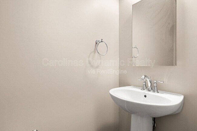 Foto del edificio - 2601 Silverthorn Dr