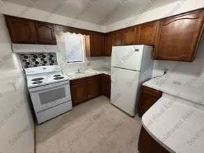 Building Photo - 605 W Commercial St