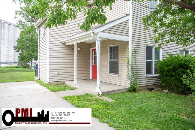 Foto del edificio - 3 Bedroom and 1.5 bathroom Duplex for Rent