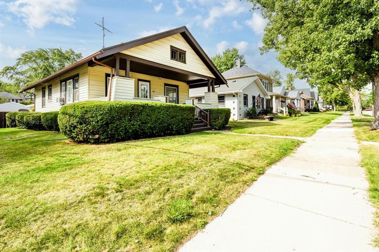 Primary Photo - Charming 2 Bedroom