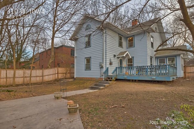 Building Photo - Great home in ideal location, right on Car...