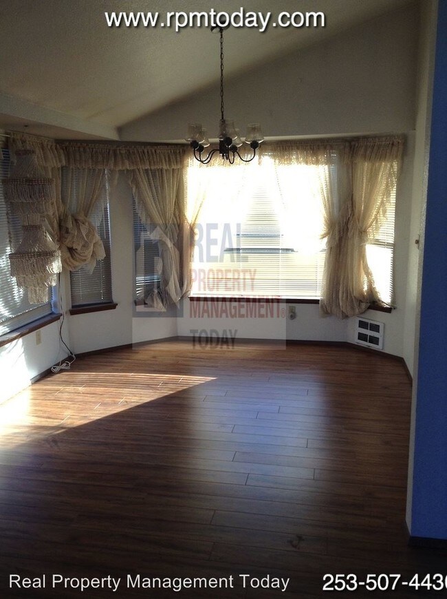 Building Photo - 1132 Larkspur Dr SE SE