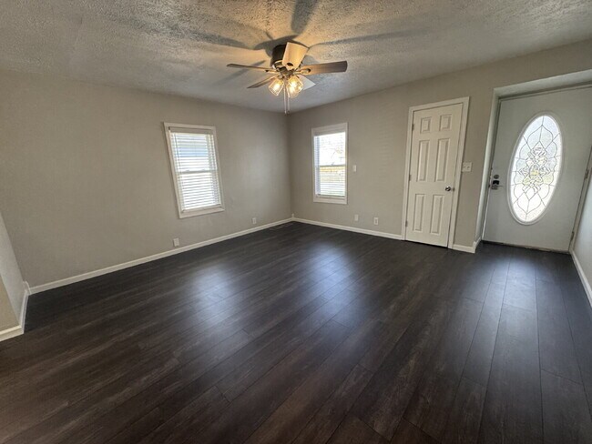 Building Photo - “Room to Grow!” — Spacious 3 Bed + Bonus Rooms in Pawnee