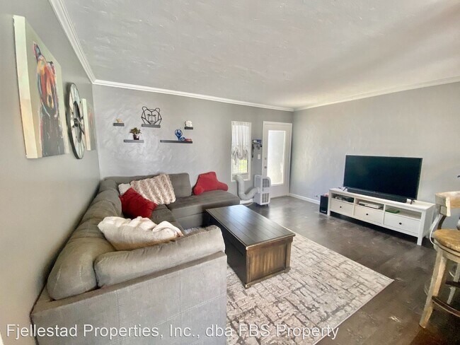 Building Photo - 2 br, 1.5 bath House - 4262-13 Wilson Avenue