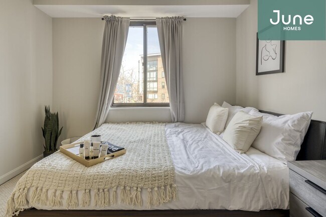 Building Photo - Queen room in 5-bed/2.5-bath Home