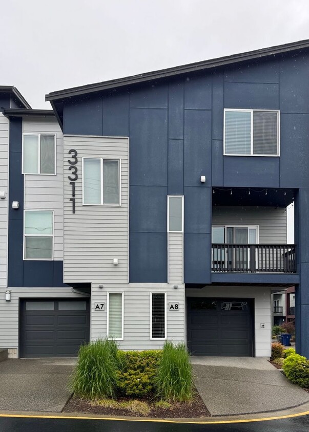 Foto principal - Modern Lynnwood 2BD/2.5BTH Townhome for Le...