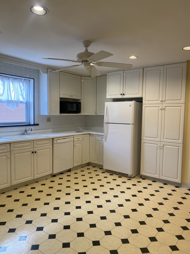 Eat in Kitchen - 711 N 11th Ave