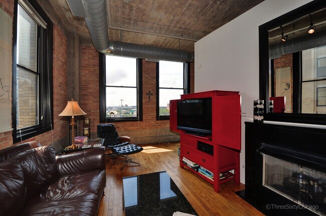 Building Photo - This bright & cozy SE corner 2B 1.5B loft ...